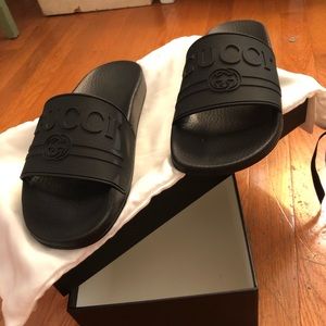 Gucci logo rubber slide sandal